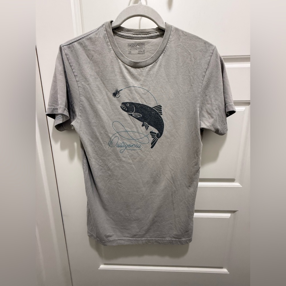Patagonia. Trout Slim Fit Tshirt. Gray. Size XS.